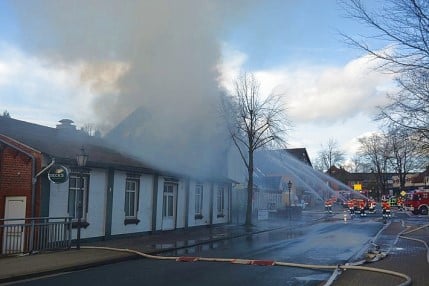 brand-eines-wohn-und-gesch-ftshauses-sitt