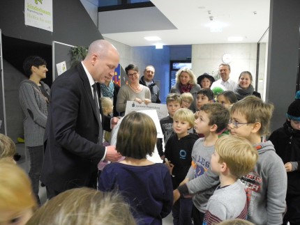 Aktion Kinderbaum Prüfeninger Grundschüler übergeben Scheck an Oberbürgermeister Joachim Wolbergs(1)