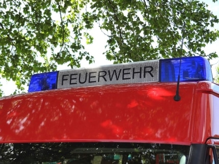 PKW brennt - Die Feuerwehr rennt -