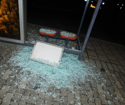 pol-ppko-scheibe-einer-bushaltestelle-eingeschlagen