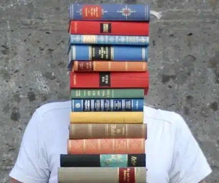 Mensch mit Bücherstapel