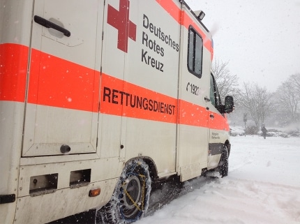 rettungswagen-mit-schneeketten