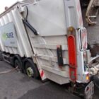 pol-pdld-muellfahrzeug-bricht-in-fahrbahndecke-ein