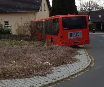 pol-pdmy-fuehrerloser-linienbus-prallt-gegen-hauswand