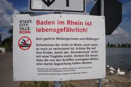 Die Stadt Bonn warnt vor den Gefahren und weist mit insgesamt 13 großformatigen Schildern darauf hin: "Baden im Rhein ist lebensgefährlich!". Dies liest man am Beueler, Bonner und Bad Godesberger Rheinufer. Zusätzlich zeigt ein Piktogramm mit einem durchg