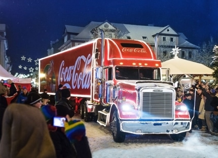 die-coca-cola-weihnachtstrucks-gehen-wieder-auf-tour-dieses-jahr-mit-im-gepaeck-ganz-besondere-danke