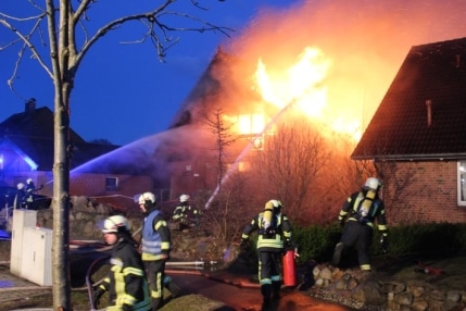 fw-se-grossfeuer-zerstoert-einfamilienhaus-in-bark-nachbargebaeude-durch-die-feuerwehr-gerettet