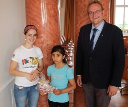 Die Gewinnerin des Luftballonwettbewerbs der Aktion City, Amina Alo Aljamo, zusammen mit Bürgermeister Markus Zwick und Marietta Stuck vom Jugendstadtrat. (© Stadtverwaltung Pirmasens)