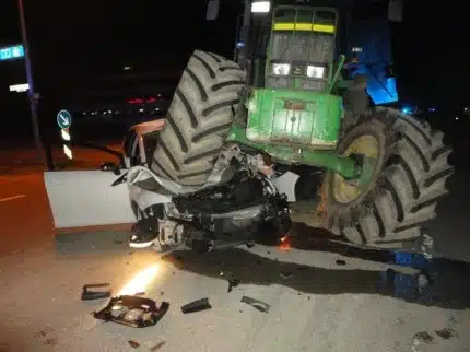 Pkw von Traktor erfasst. Bild: Polizei