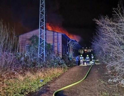 Flammen aus dem Dachstuhl des Lagergebäudes