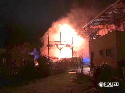 Mehrfamilienhaus steht in Flammen -Foto: Polizei170220