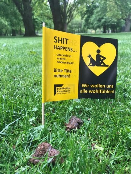 Hundekot_Fähnchen_Volkspark_SK